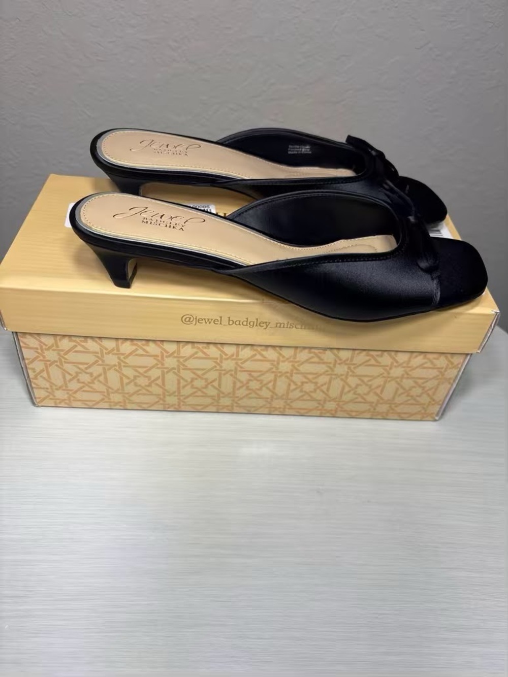 Jewel Badgley Mischka Felisha Black
Satin Bow Kitten Heel Sandals Size 7 NIB - Picture 4 of 8